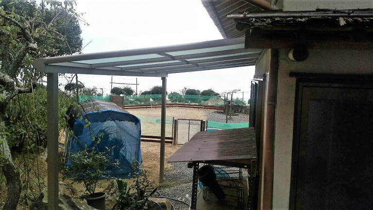 雨除けにﾃﾗｽ屋根を施工させて頂きました。